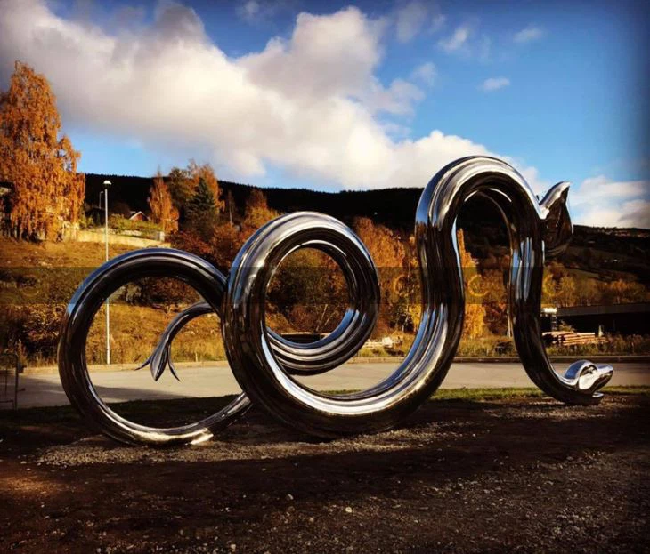 Stainless hlau Sculpture